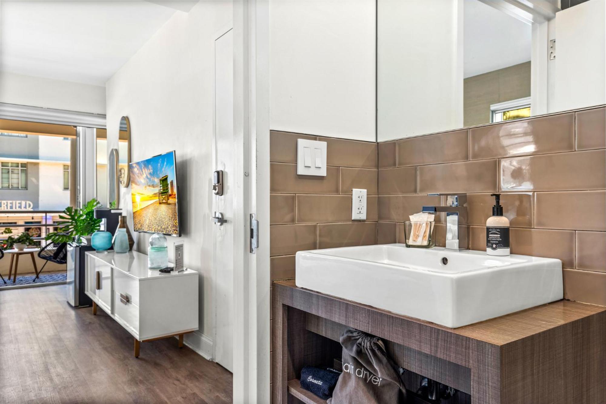 מיאמי ביץ' Luxuri Suites מראה חיצוני תמונה